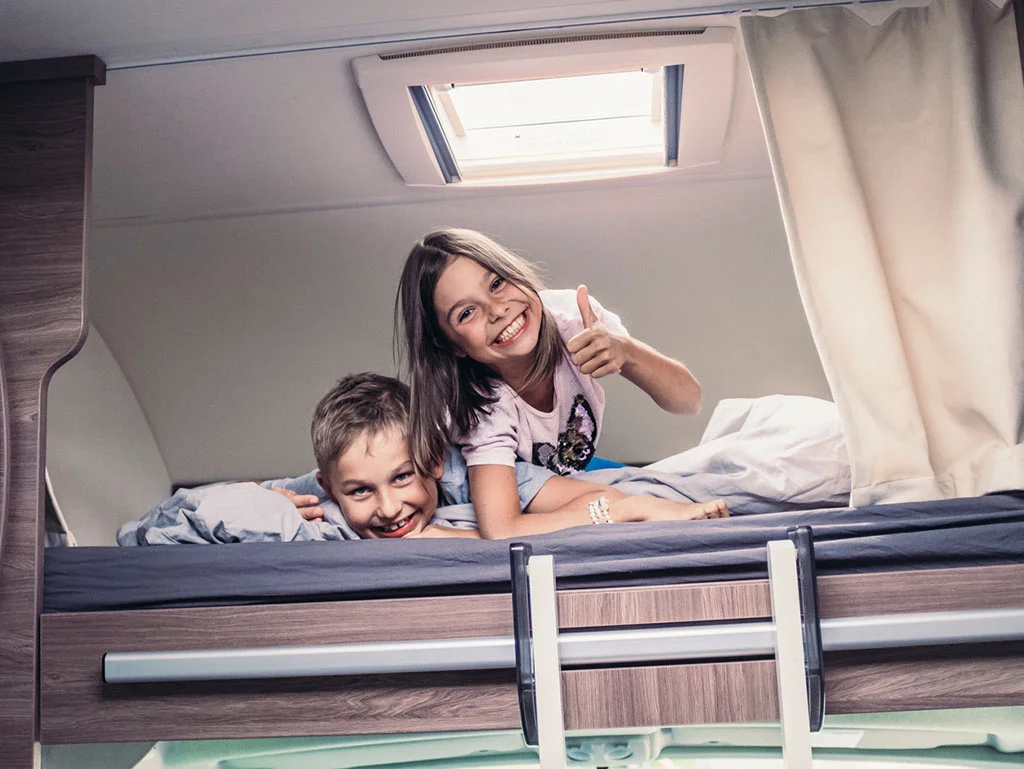 Wie viele Personen reisen mit?